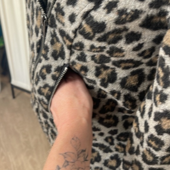 EUC- CUPCAKES AND CASHMERE- LEOPARD PRINT MOTO JACKET SIZE XS - Picture 8 of 11